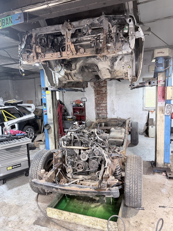 Demontáž kabiny Nissan Navara D40 při opravě zkorodovaného rámu