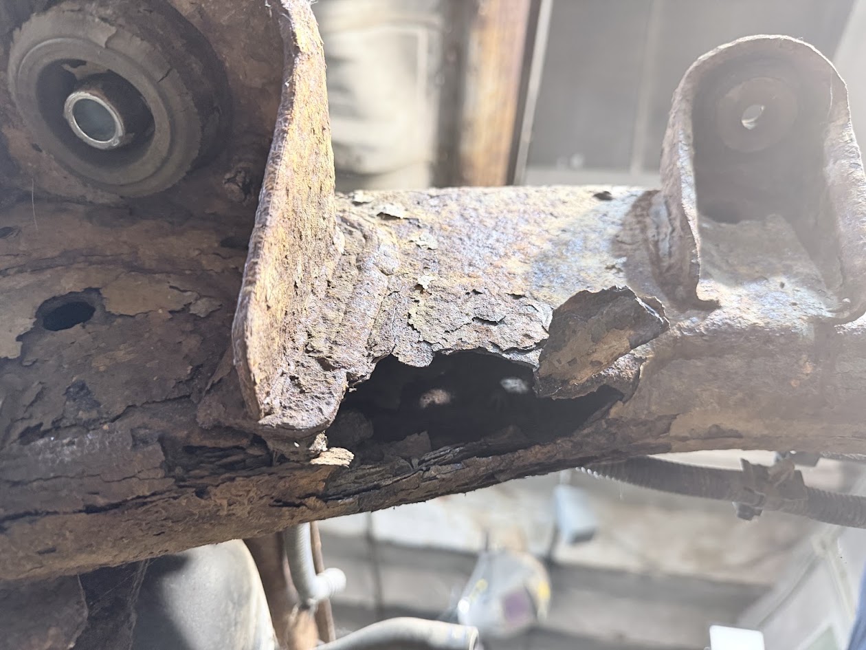Kritická koroze rámu Nissan Navara D40
