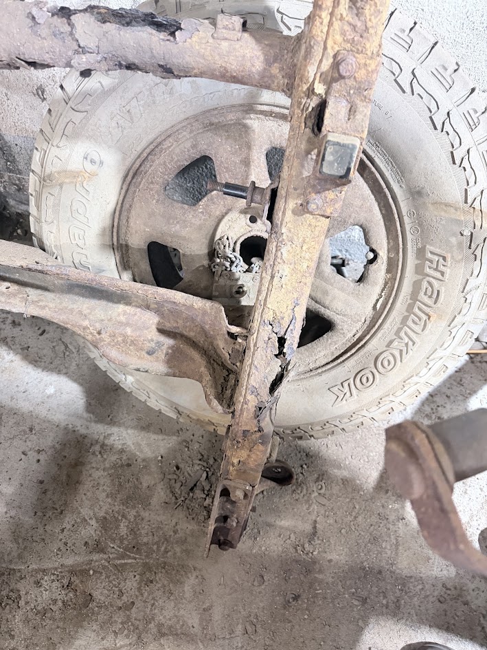 Odřezaná kriticky zkorodovaná část rámu Nissan Navara D40