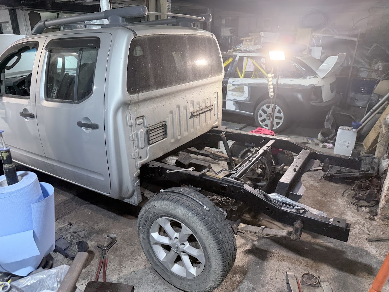 Sestavená kabina s rámem Nissan Navara D40
